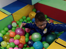 niño con discapacidad visual en clase de sensorial