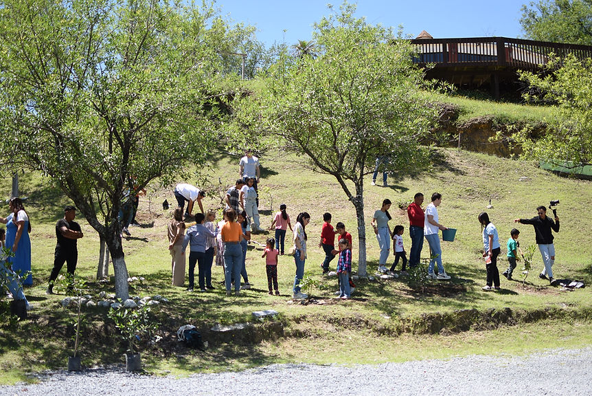 Niños y equipo de Casa Hogar Douglas participando en actividades educativas en Monterrey