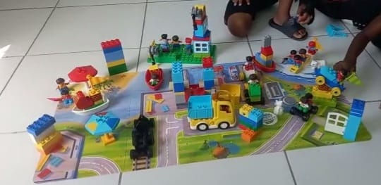 Cargo Connect, ela desafiou jovens a repensar um caminho a seguir e inventar o futuro do transporte. Para isso, eles aplicaram conceitos de STEAM na criação de projetos de inovação, construíram robôs e colocaram eles para completar missões em que o objetivo final foi se divertir!
Foi muito inovador para o desenvolvimento dos alunos.