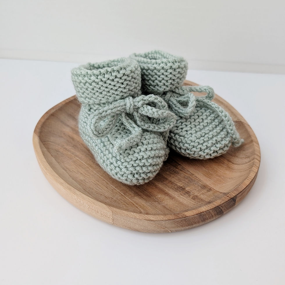 Miniaturbild: Handgestrickte Babyschuhe zum Schnüren