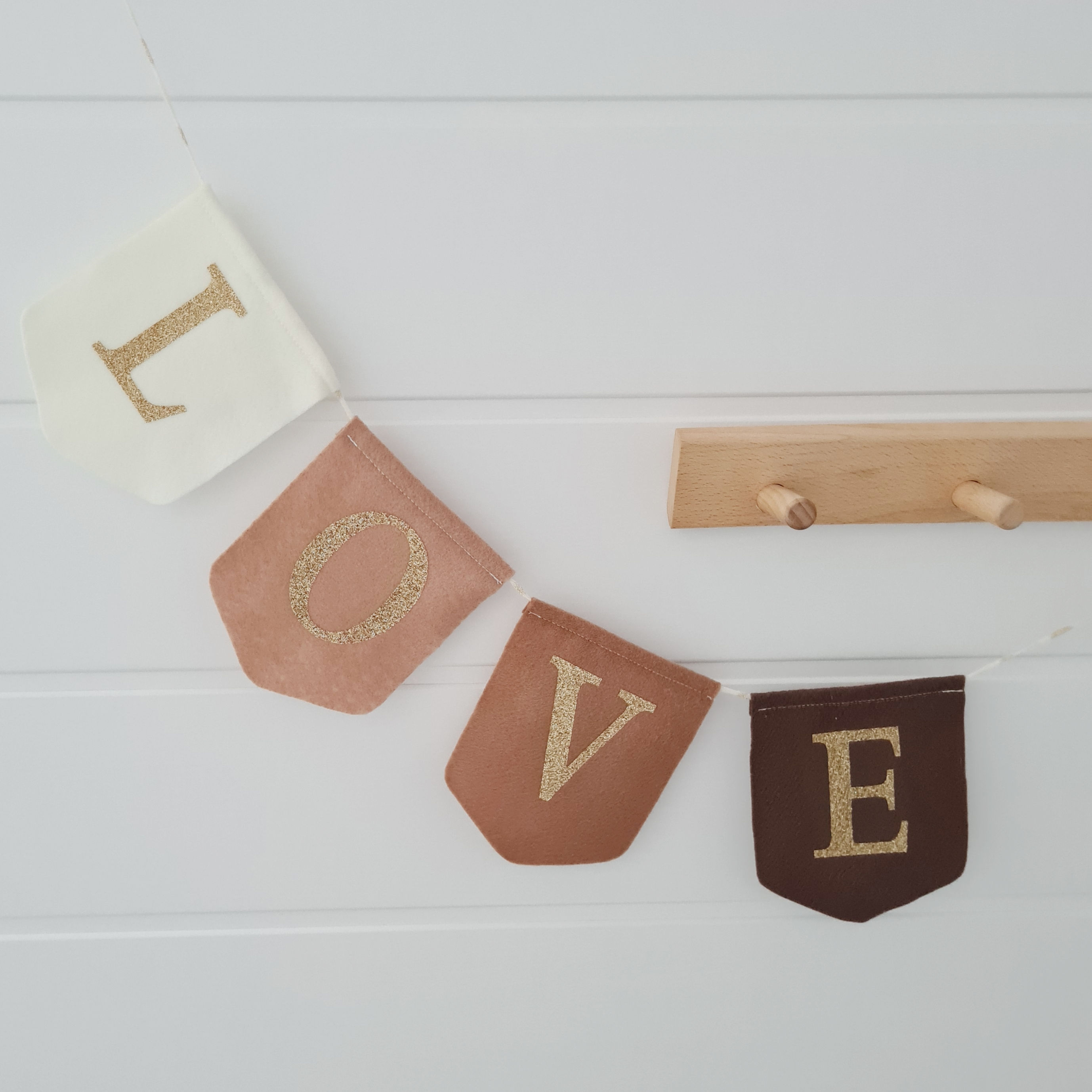 Wimpelkette aus Filz "Love"