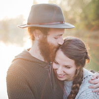 Serrant Couple dans la nature