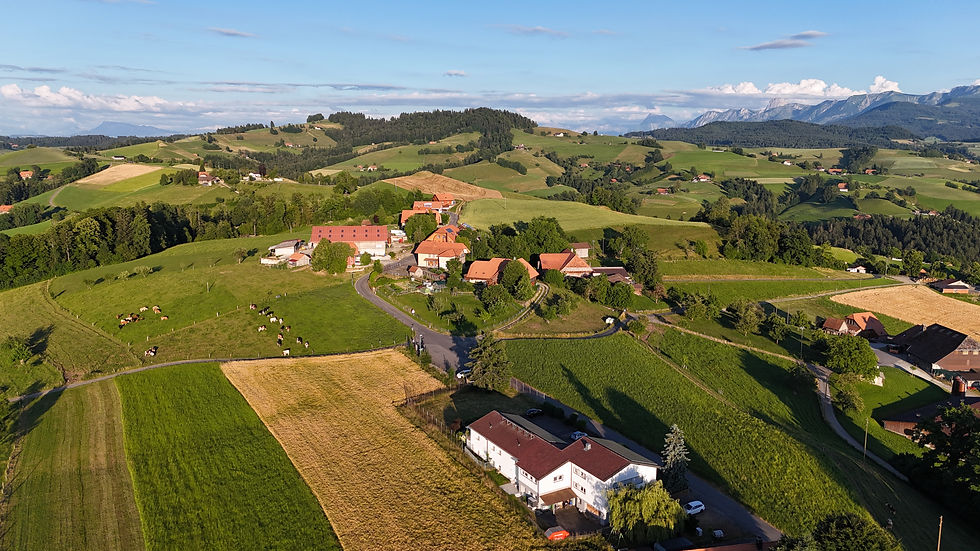 Kleines Dorf in den Bergen