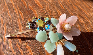 Making glass flowers into hair pins and other jewelry accessories with Aodan.