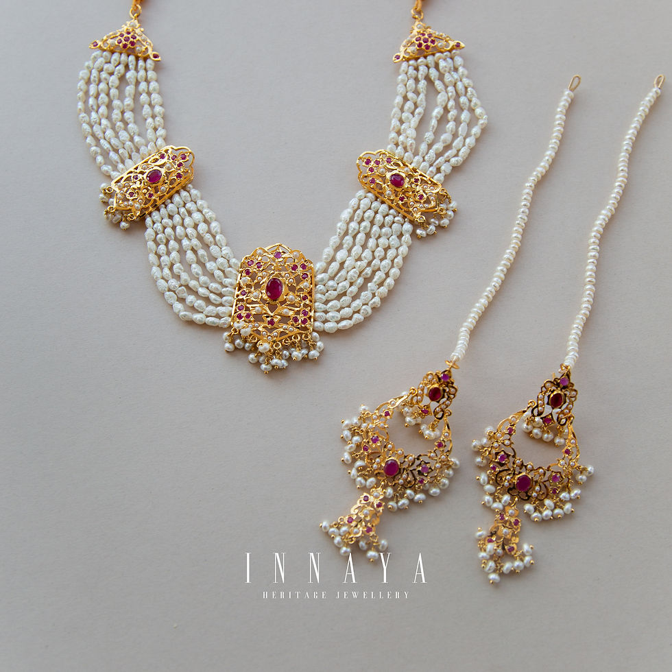 Thumbnail: Agra Set Garnet