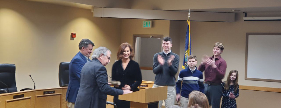 Outgoing Clerk Jim Brannon swears in incoming Clerk Jennifer Locke.