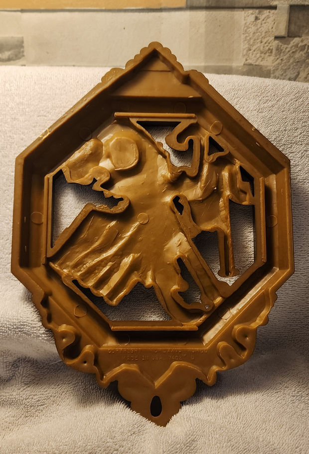VTG Wall Plaque Of Instruments & Rose- #7402 -Rear