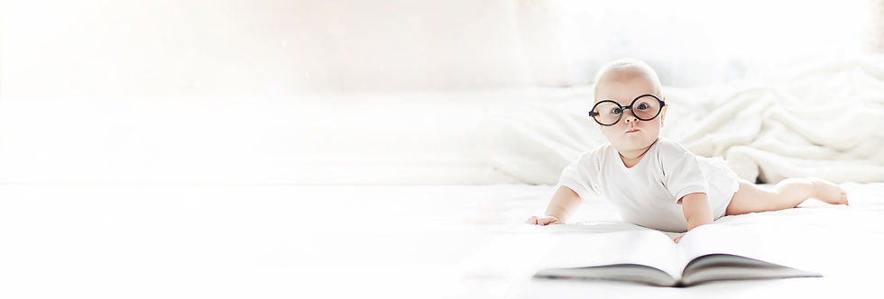 Baby mit Brille, fragender Blick