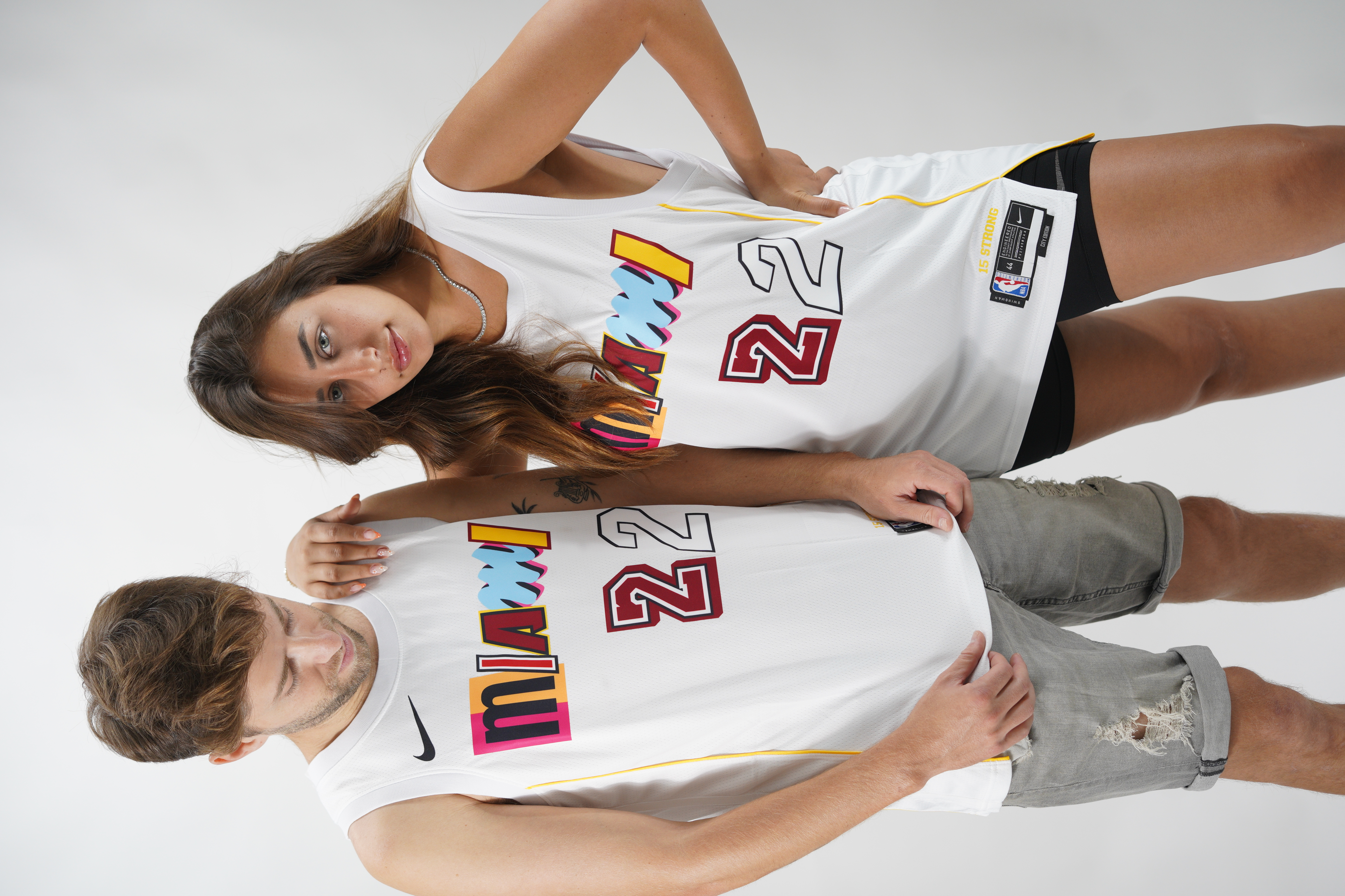גופיית NBA מיאמי היט – ג’ימי באטלר (לבנה צבעונית)