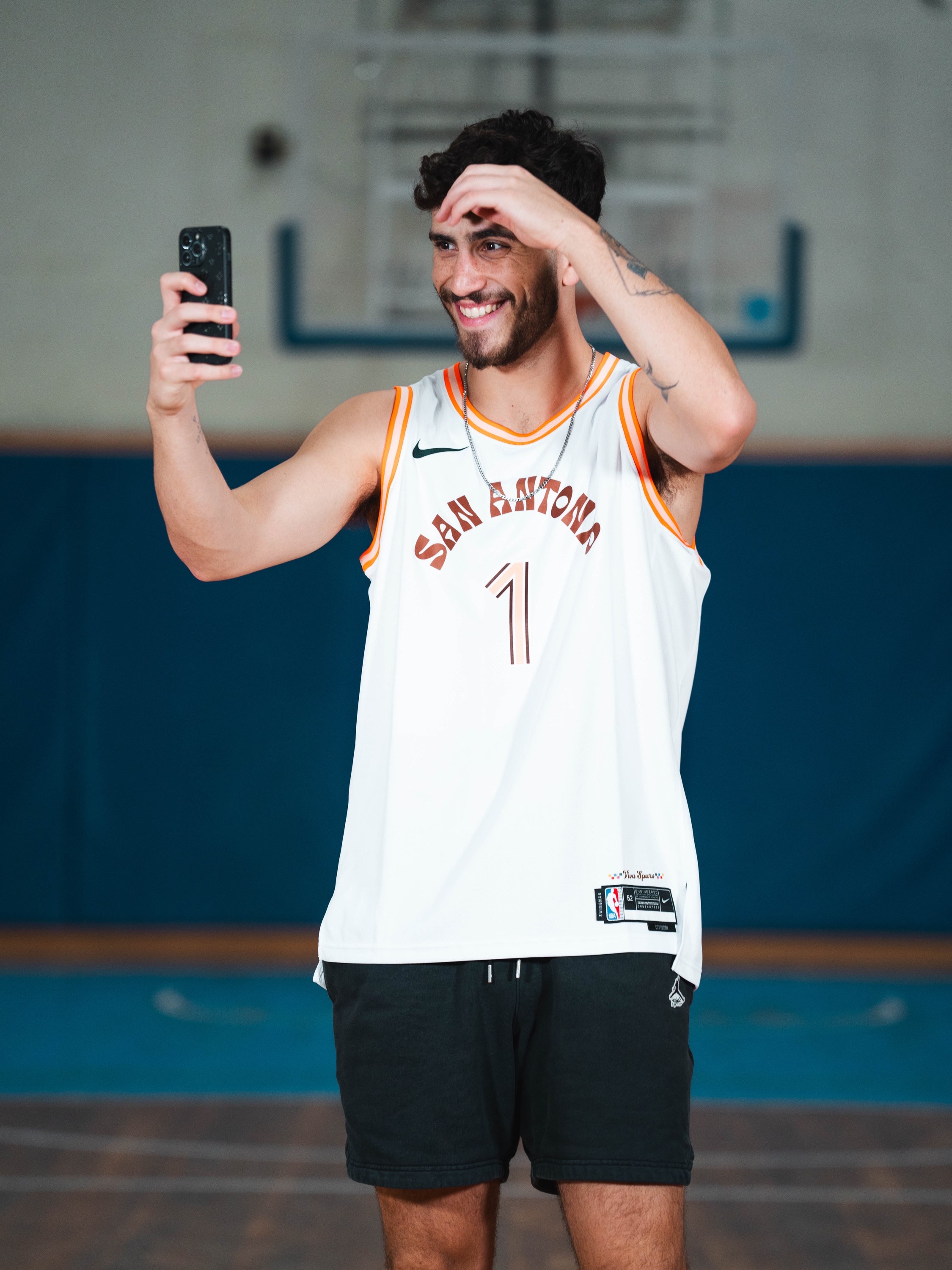 גופיית NBA סן אנטוניו ספרס – ויקטור וומבניאמה (לבן-כתום)