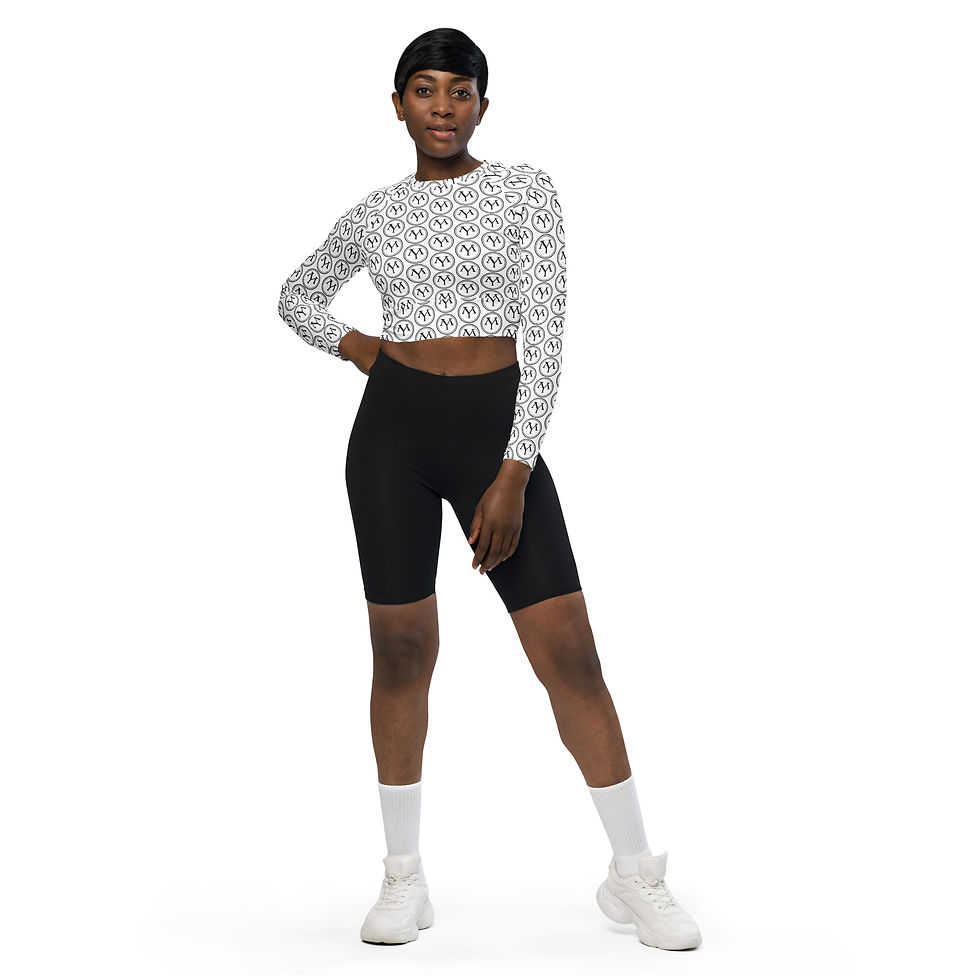 תמונה ממוזערת: Model in long-sleeve crop top and shorts