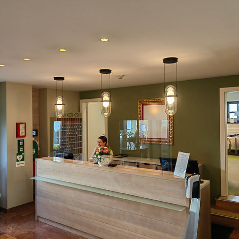 Hotelrezeption in der Nähe von Salzburg mit Hängeleuchten der Firma Molto Luce, Typ PILLE PDI