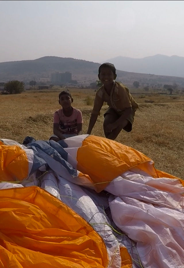 10 Rupies to pack a Paraglider and a Smile !