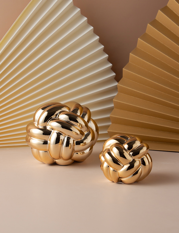 Thumbnail: Awọn iṣẹ-ọnà seramiki ti o wuyi awọn ohun ọṣọ bọọlu goolu