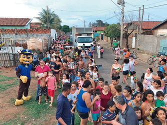 Paçoca distribui doces para as crianças