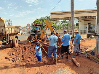 Obras da troca de adutora na rua 18 seguem dentro do cronograma