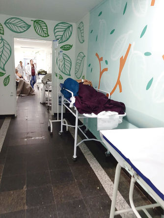 Idoso aguarda cirurgia no corredor da Santa Casa de Barretos
