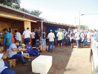 Paralisação de caminhoneiros permanece na Faria Lima em Barretos