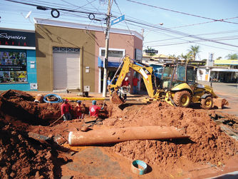 SAAE faz reparos após rompimento de adutora no centro da cidade