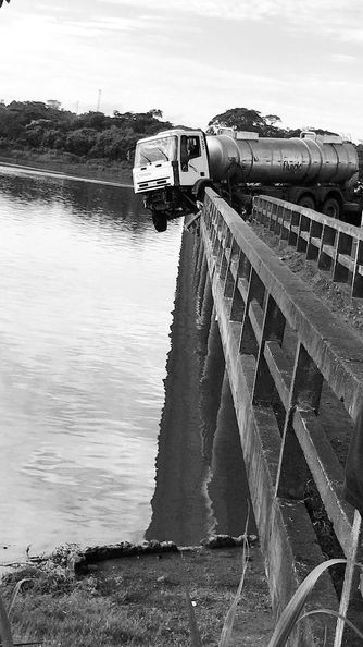 Carreta quase despenca
de ponte do Rio Grande
entre Colômbia e Planura