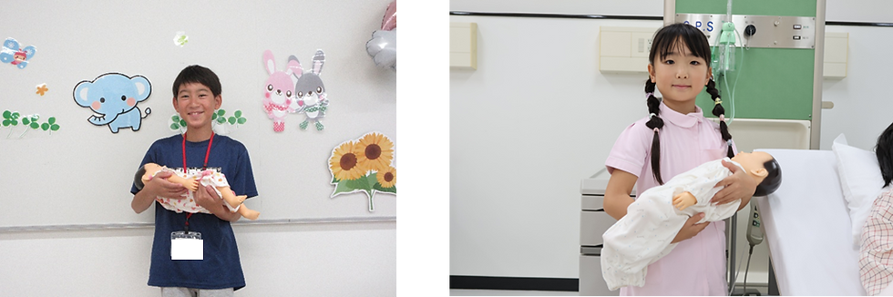 新生児モデルの人形を抱っこしながら記念撮影を行いました。