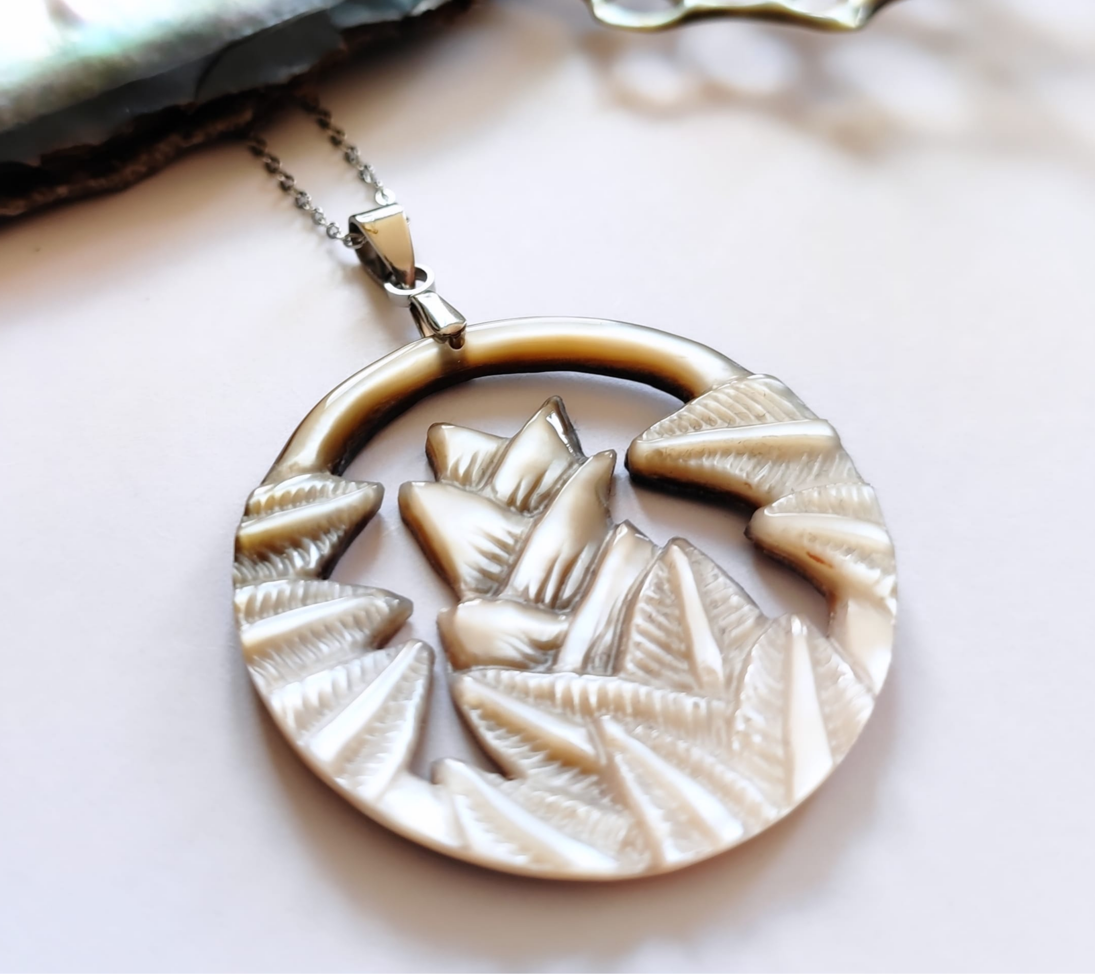 Médaillon Luxuriance en nacre grise gravée et ajourée