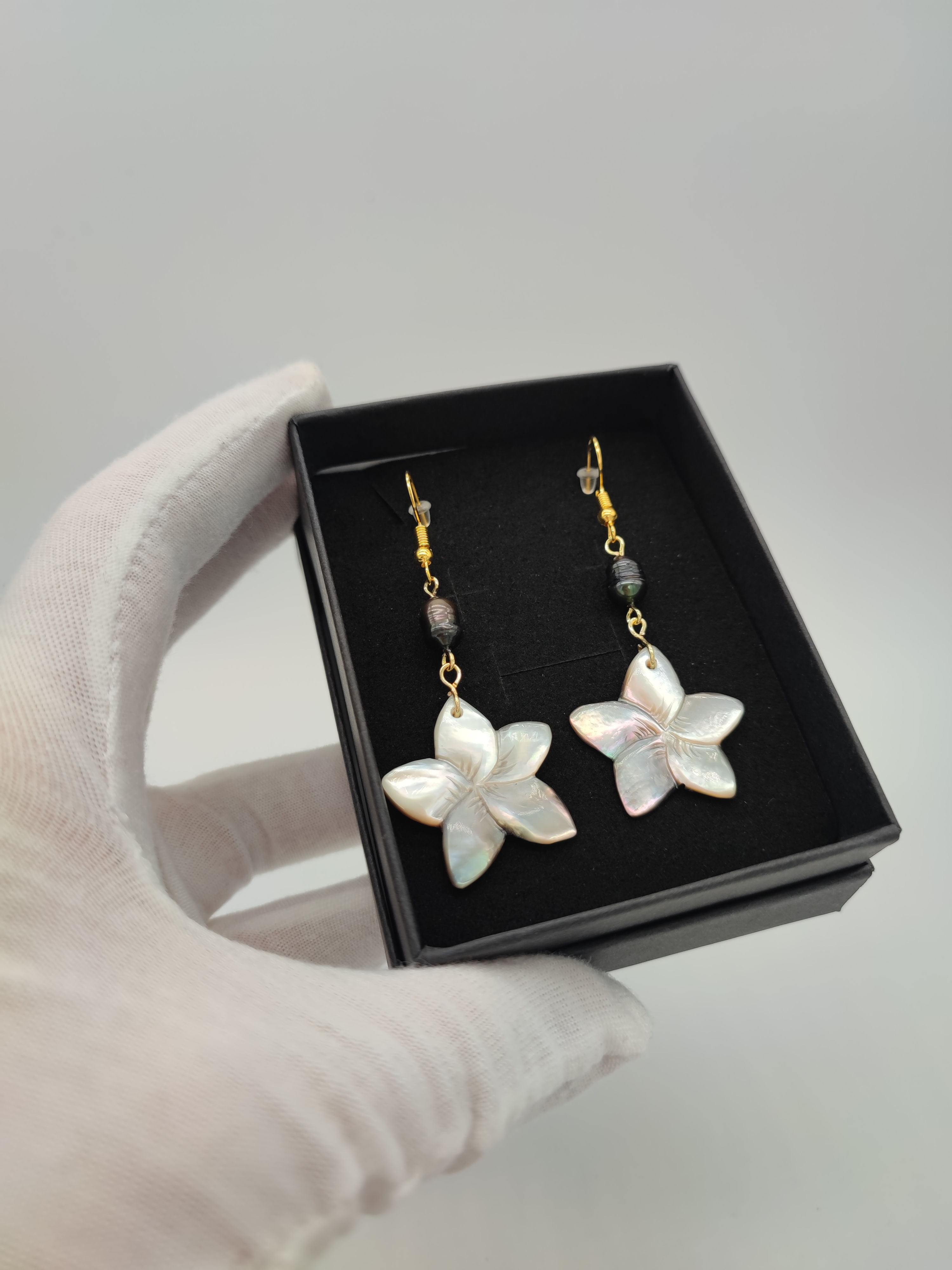 Boucles d'oreilles perles de culture et fleur en nacre.