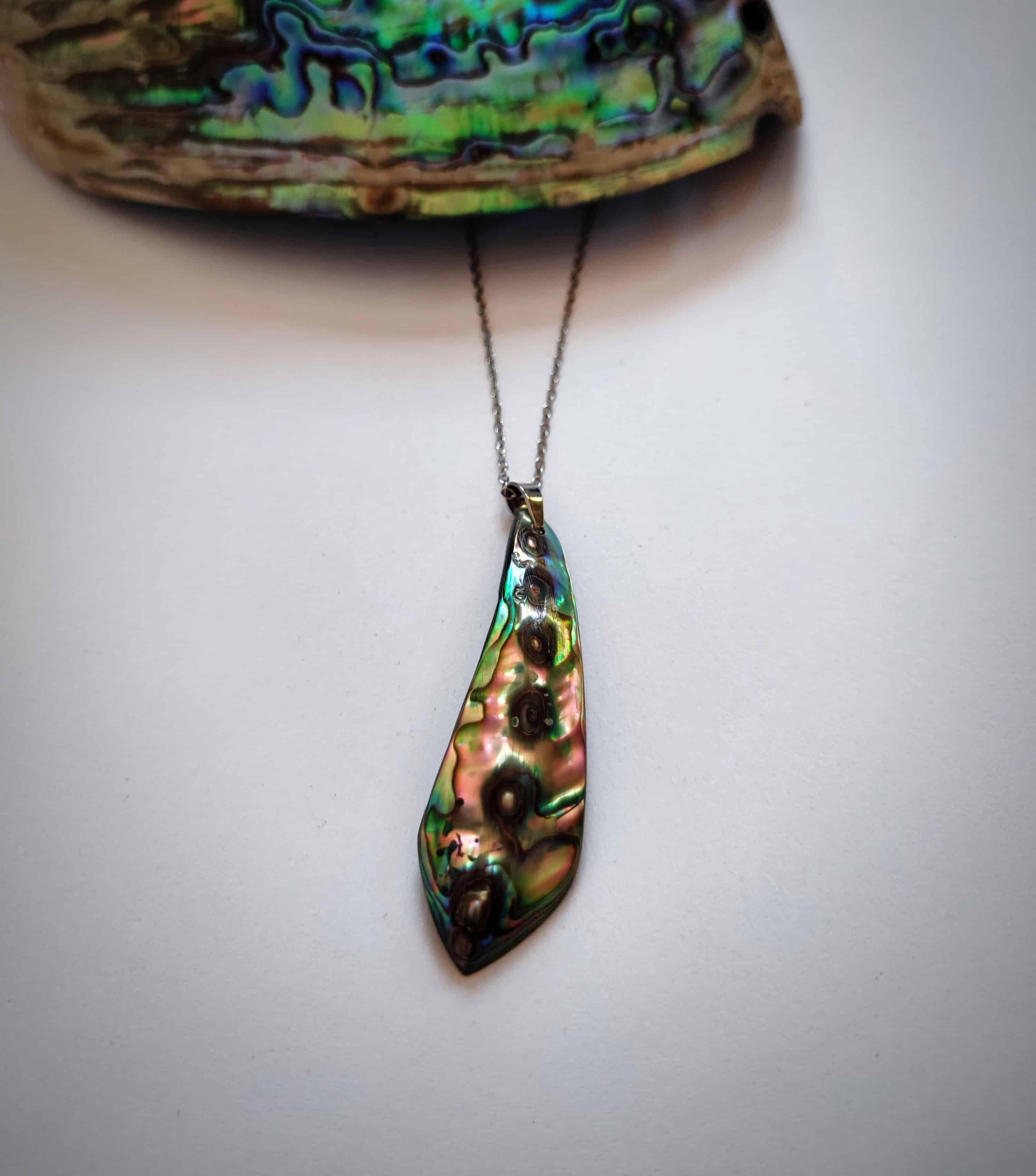 Pendentif long en nacre bleue