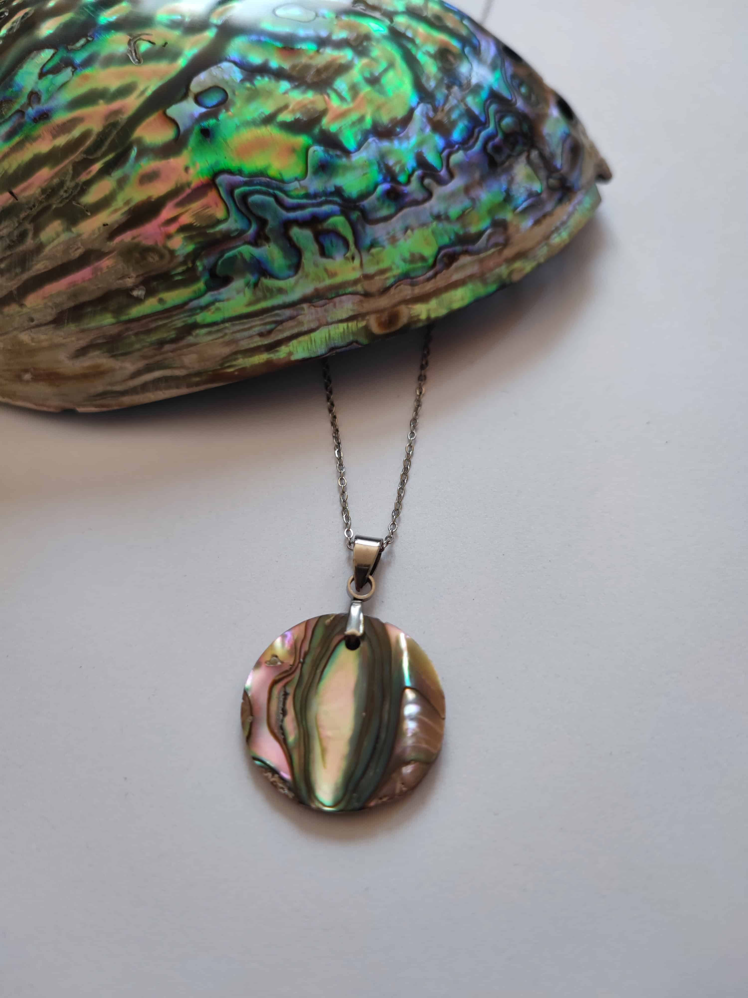 Médaillon en nacre bleue