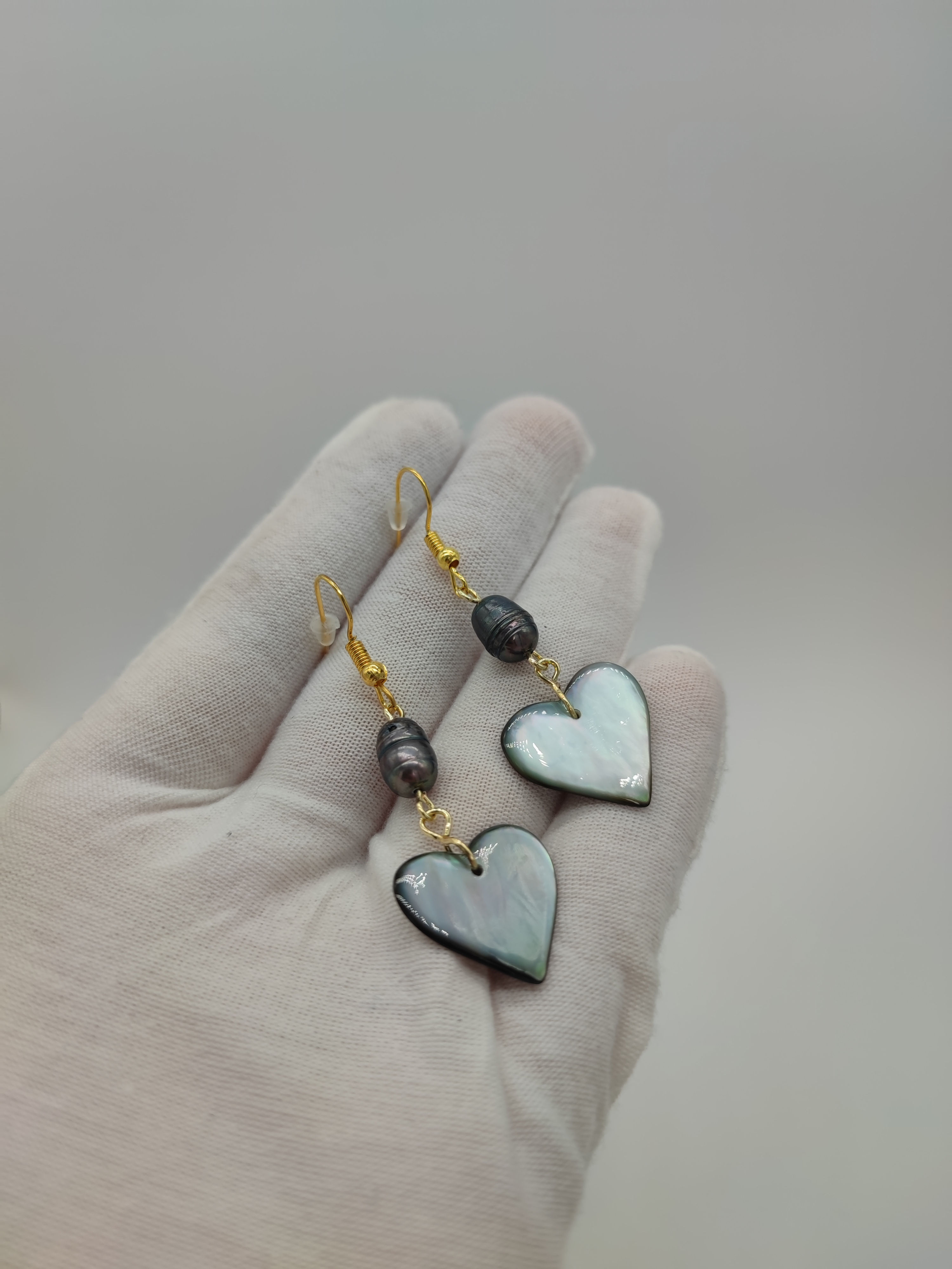 Boucles d'oreilles perles de culture et coeurs en nacre.