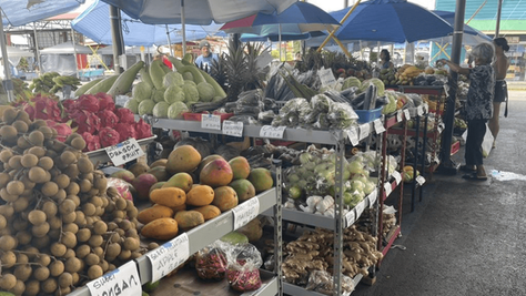 Tropical fruit and produce vendors at a Big Island farmers market in Hawaiʻi
