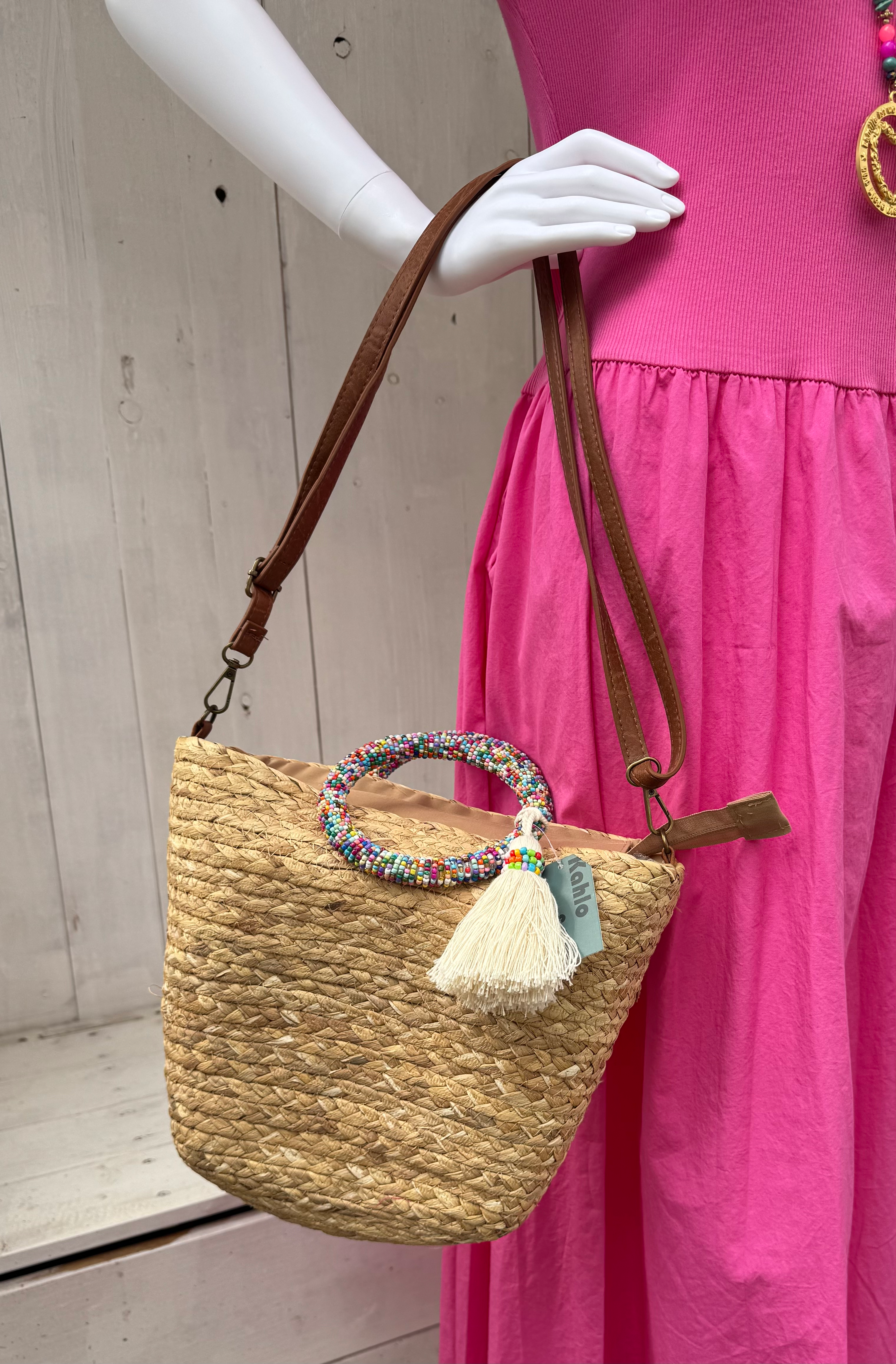 Tasche mit bunten Perlen-Griffen und Quaste