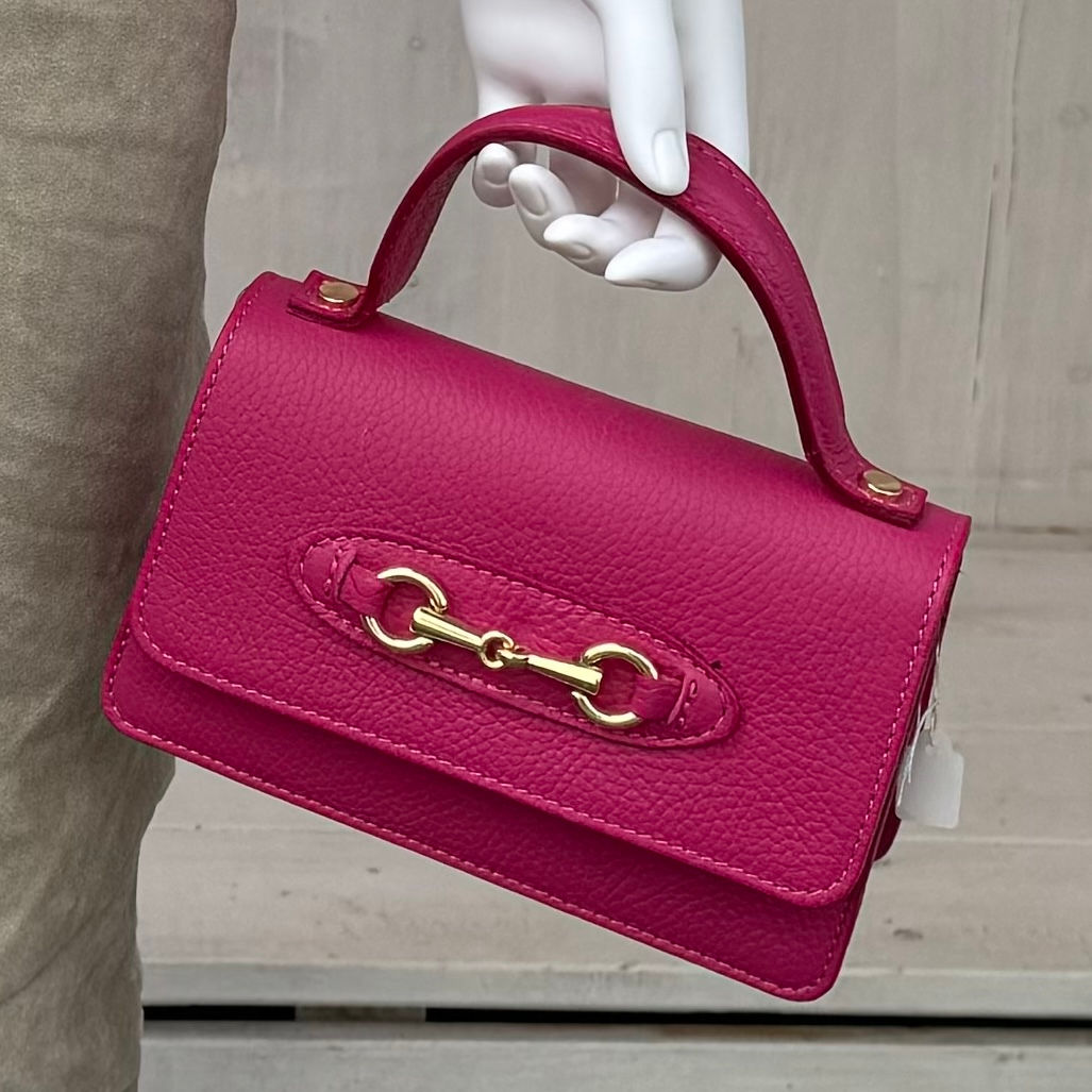 Ledertasche mit goldfarbener Kette