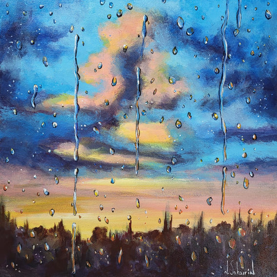 Une peinture représentant une vitre couverte de gouttes de pluie. On voit à travers la vitre un ciel bleu et un paysage urbain flou. Les gouttes créent des formes et des reflets lumineux.