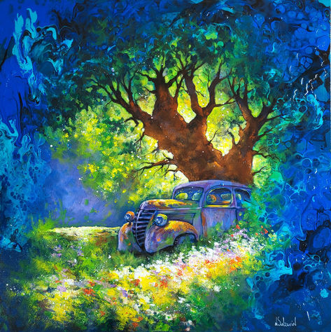 Dans ce tableau onirique, un arbre imposant et majestueux surgit au centre de la composition, baigné de lumière féérique et vibrante de teintes chaudes et éclatantes. Ses branches s'étendent avec grâce, symbolisant la force et la résilience de la nature. À ses racines, une vieille voiture rouillée repose paisiblement, comme figée dans le temps. 