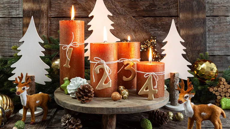 vier-kerzen-sie-gehoeren-fuer-viele-zur-adventszeit.webp