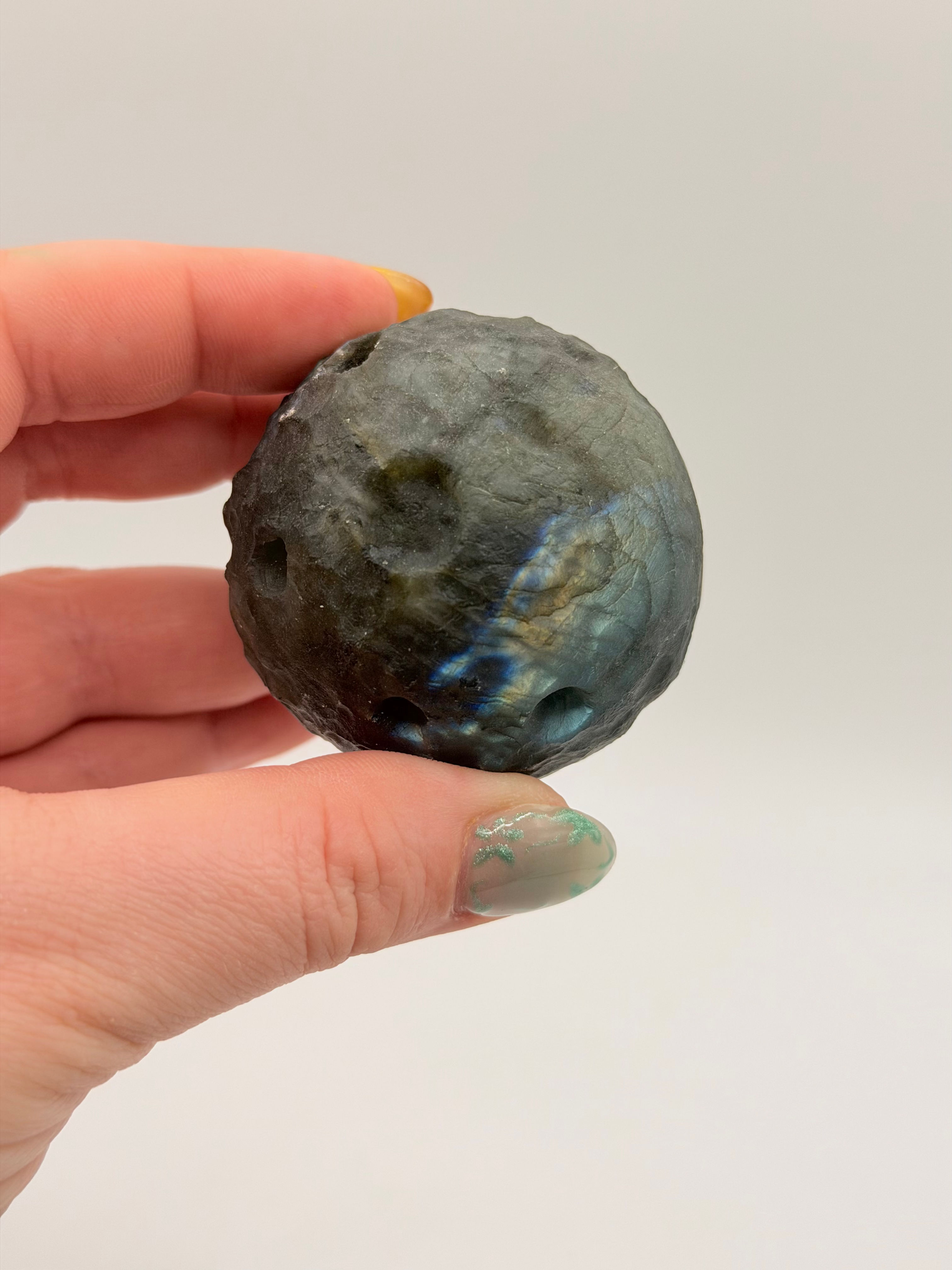 Maan carving Labradoriet - medium bol