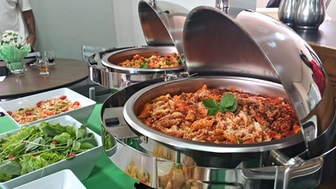Buffet italiano servido em casa com massas, molhos e pratos típicos da culinária italiana