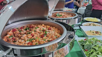 Buffet a domicílio com pratos variados de massas italianas e molhos artesanais