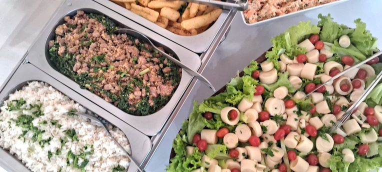 Carnes grelhadas e saladas servidas em buffet de churrasco a domicílio