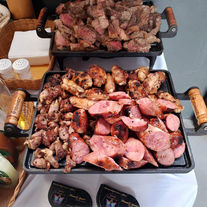 Rechaud com carnes suculentas de churrasco em buffet a domicílio para eventos

