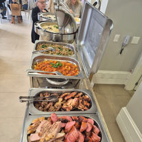Mesa decorada com buffet de churrasco servido a domicílio

