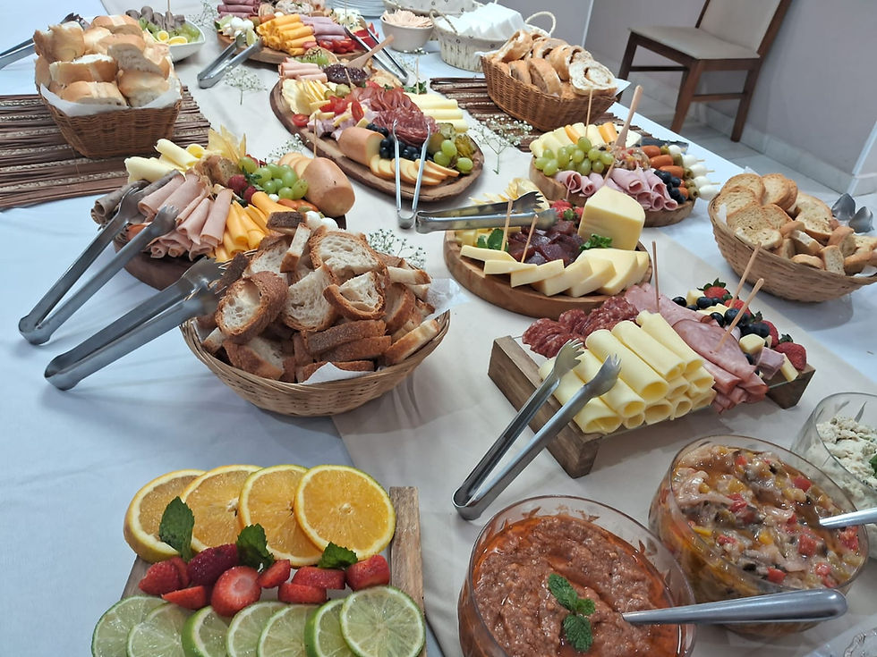 Caixas de buffet delivery sendo entregues em evento residencial.