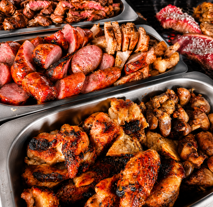 Buffet de churrasco para festa com carnes sendo servidas em evento pela Zizi na Churrasqueira.