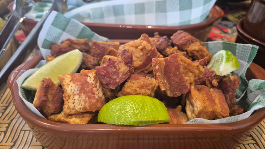 Mesa de buffet a domicílio com petiscos tradicionais de boteco e bebidas geladas