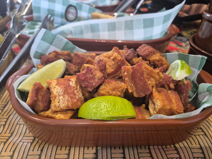 Mesa de buffet a domicílio com petiscos tradicionais de boteco e bebidas geladas
