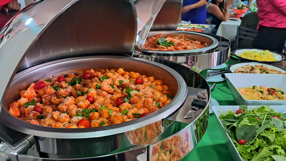 Pratos de massas artesanais servidos em buffet a domicílio com temática italiana