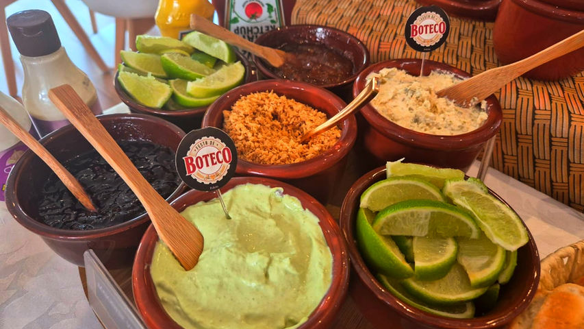 Mesa de buffet a domicílio com petiscos tradicionais de boteco e bebidas geladas