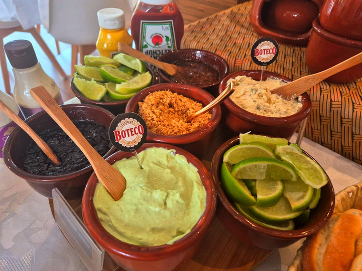 Mesa de buffet a domicílio com petiscos tradicionais de boteco e bebidas geladas