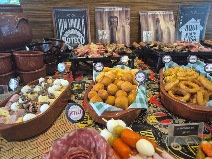 Petiscos e drinks servidos em buffet a domicílio com tema boteco para festas